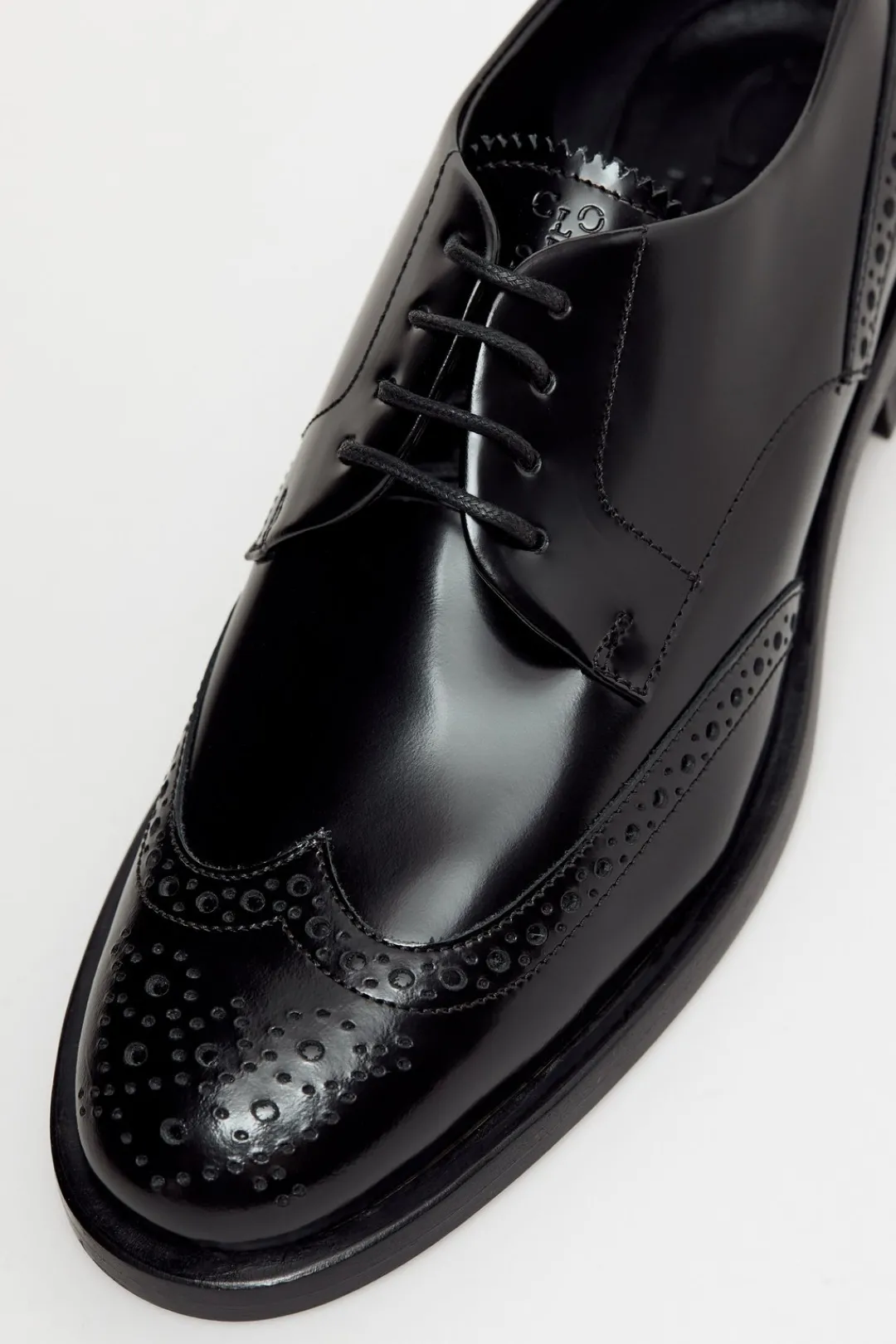 Closed Brogues Black Hot