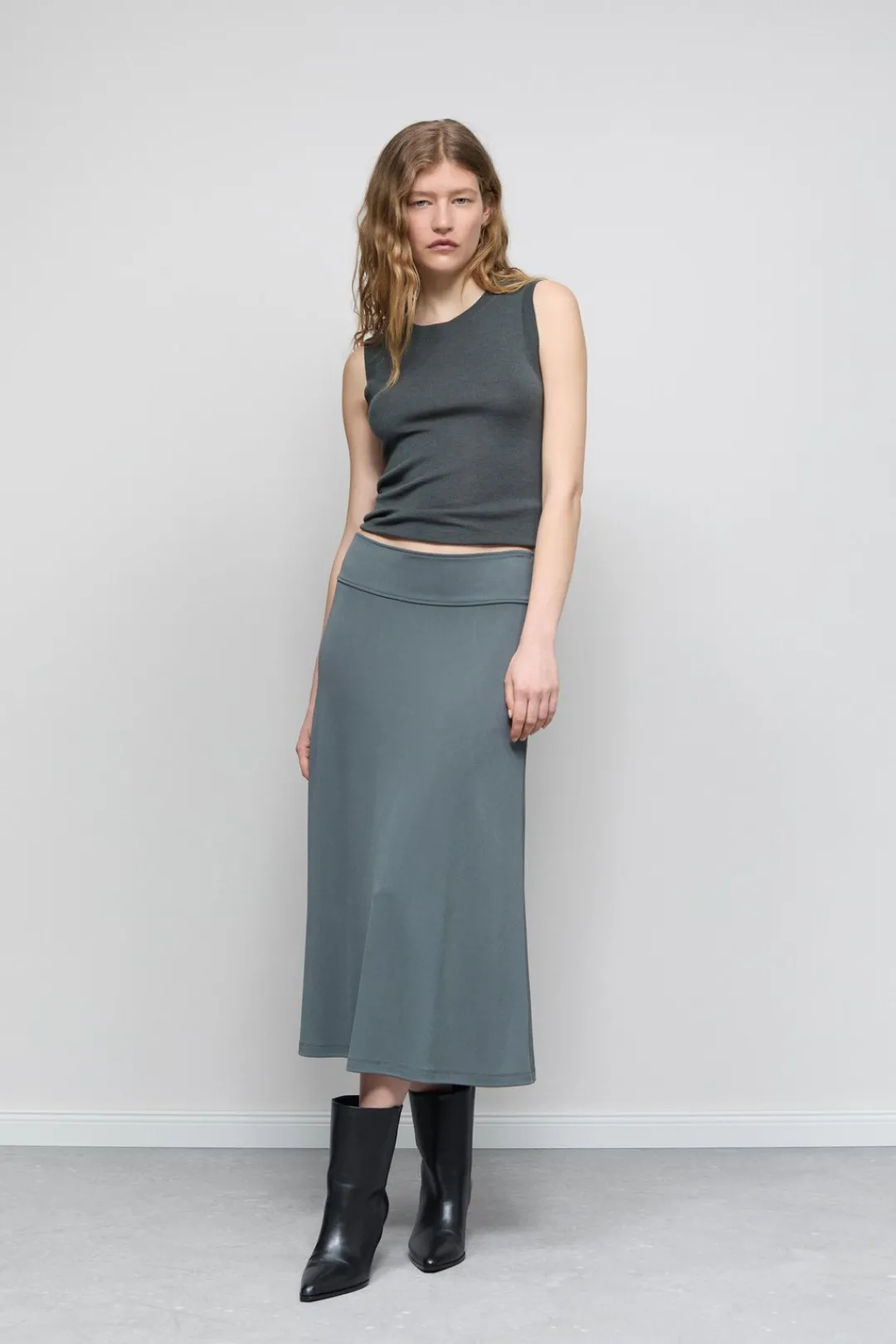 Closed Crêpe skirt Pini green Clearance