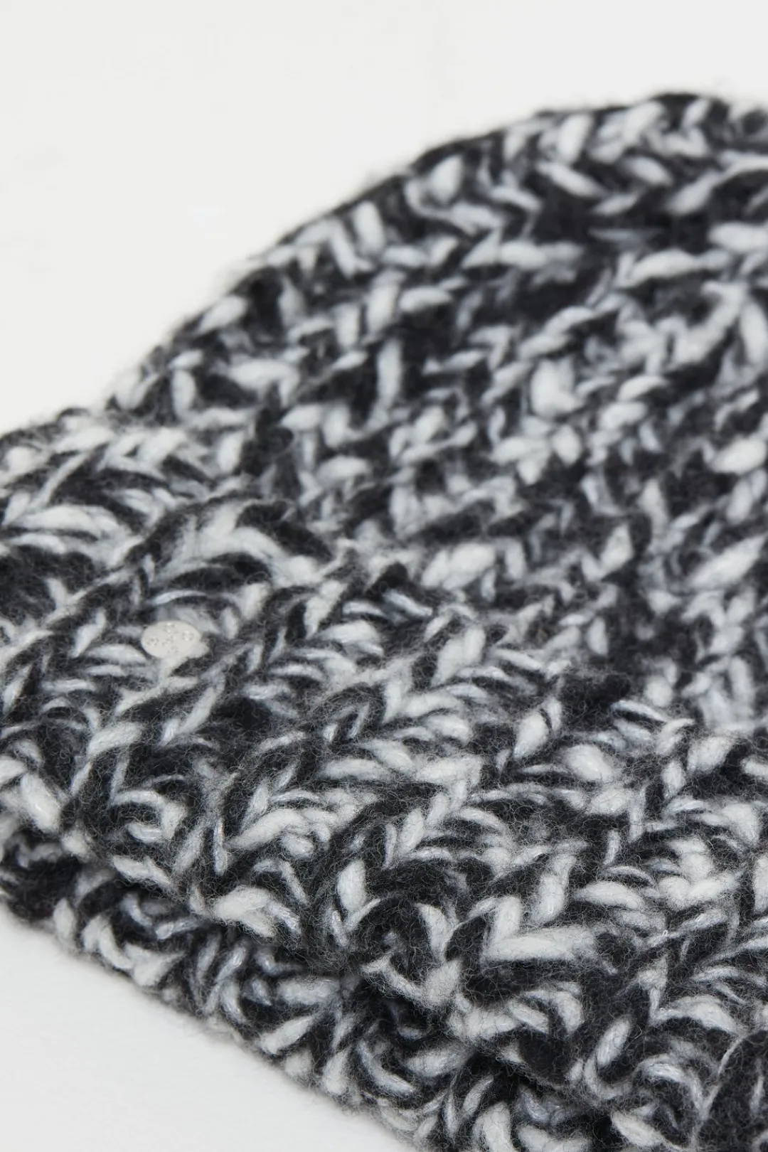 Closed Hand-knitted hat Black New