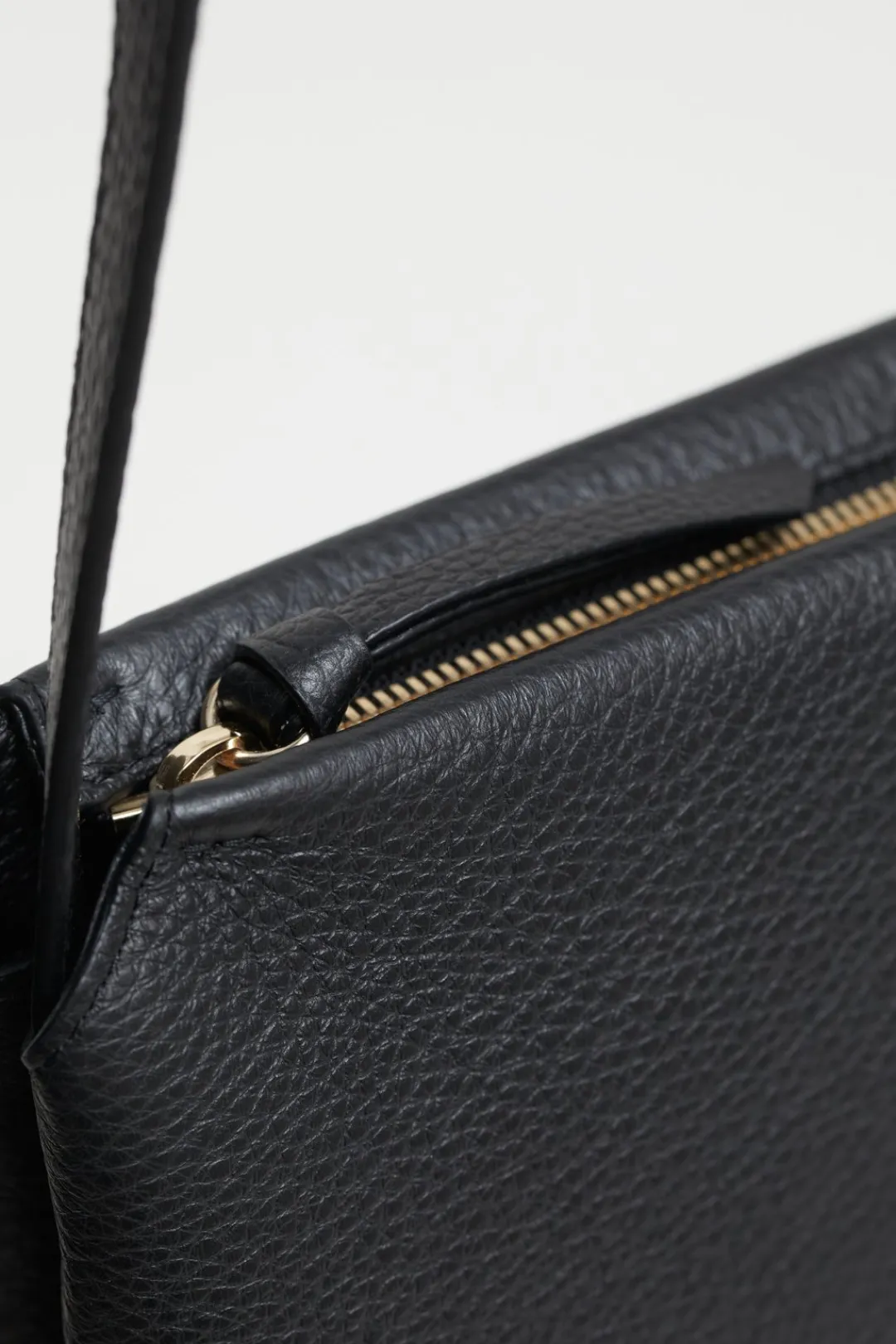 Closed Leather shoulder bag Black Clearance