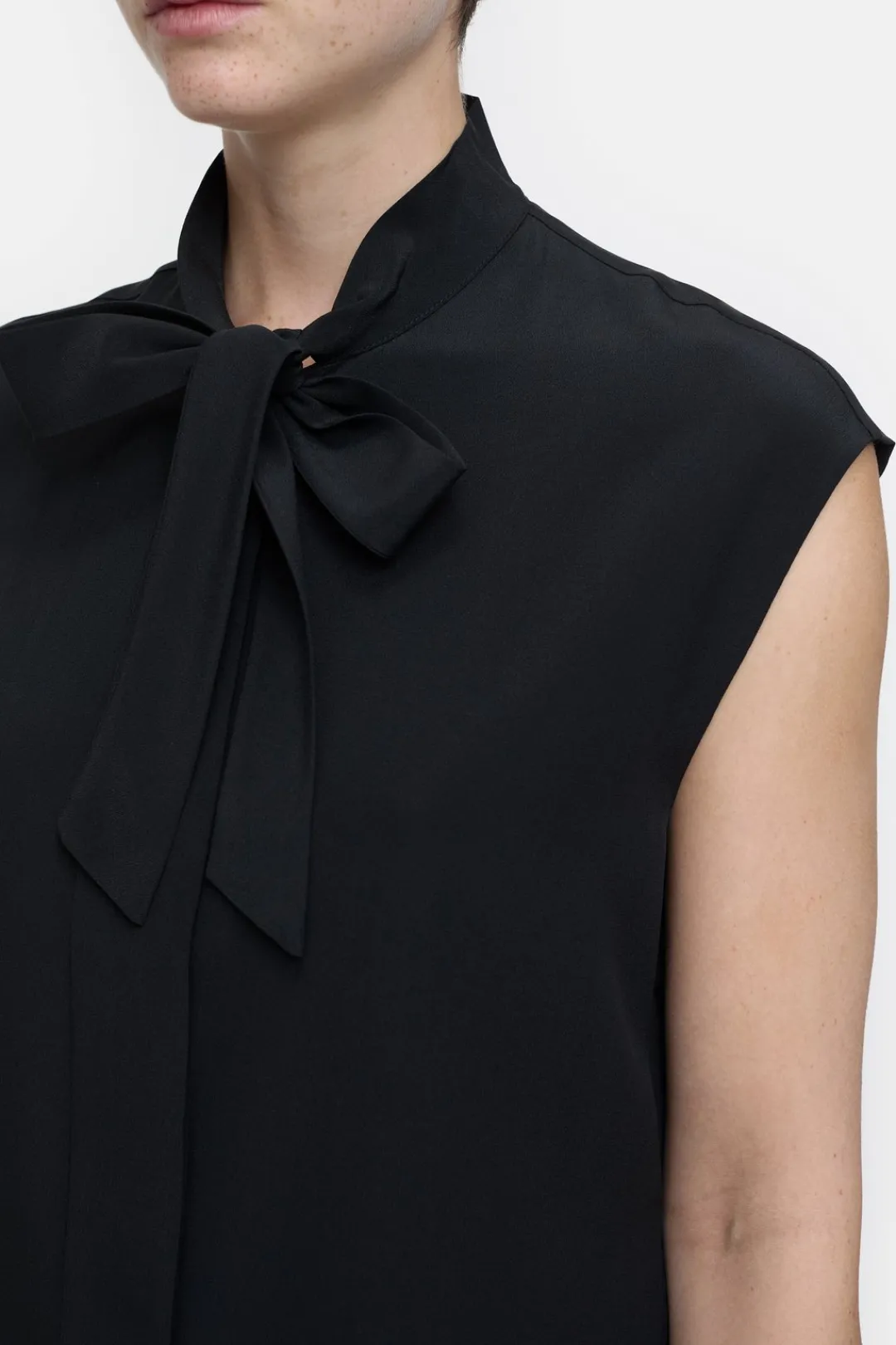 Closed Silk top with scarf Black Best