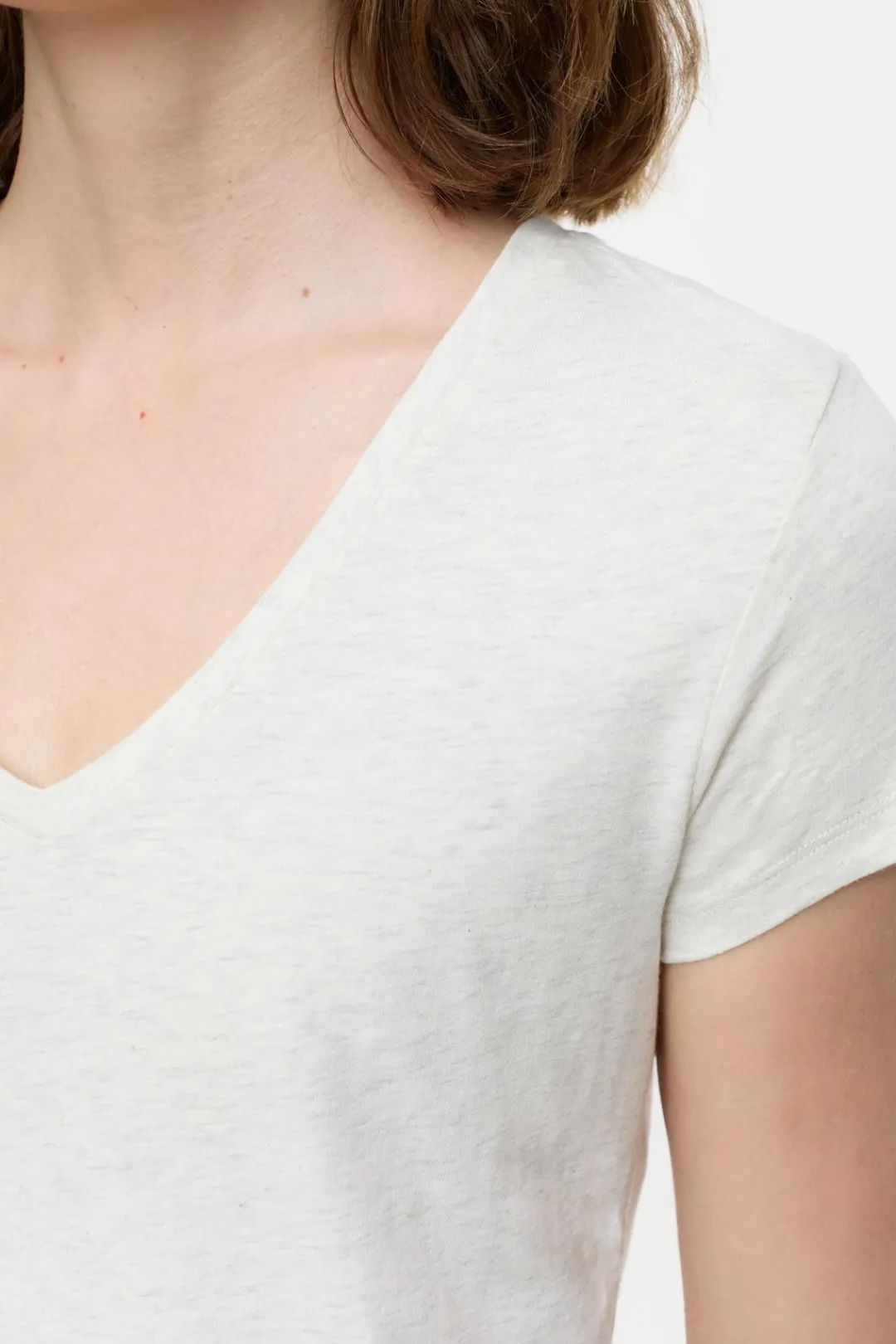 Closed T-shirt with V-neck Sabbia beige Clearance